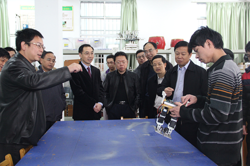观看了“考场助手”监考机器人实物