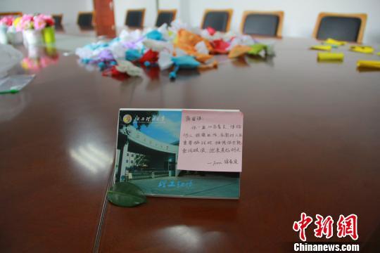 12月22日，江西理工大学一学生展示自己收到的老师寄语。　梅艳国 摄