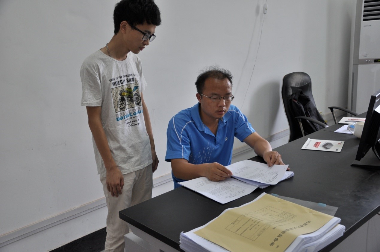 余老师指导学生毕业设计