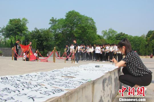 江西理工大学学子清明节创新方式祭奠先辈