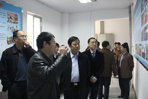 听取了“考场助手”监考机器人指导老师徐广红教授的相关介绍