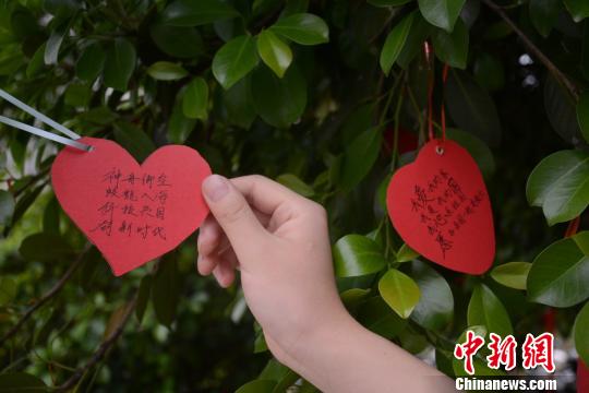 4月4日，江西理工大学冶金与化学工程学院举办的“清明忆先烈，说说你的家国心愿”活动。 曾江文 摄 曾江文 摄